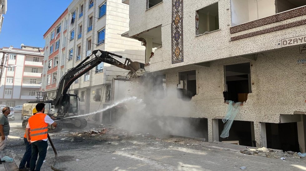 Esenyurt&rsquo;ta riskli g&ouml;r&uuml;len binalar yıkılıyor
