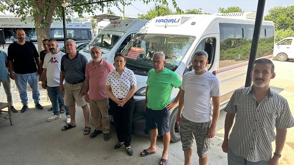 İnsanlar dolmuşa binebilmek i&ccedil;in &ouml;ğrenci kimliği bulmaya &ccedil;alışıyor...