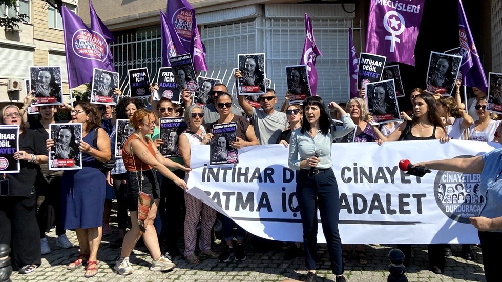 Kadınlar Fatma Duygu &Ouml;zkan i&ccedil;in &ouml;ld&uuml;r&uuml;ld&uuml;ğ&uuml; binanın &ouml;n&uuml;nde adalet istedi