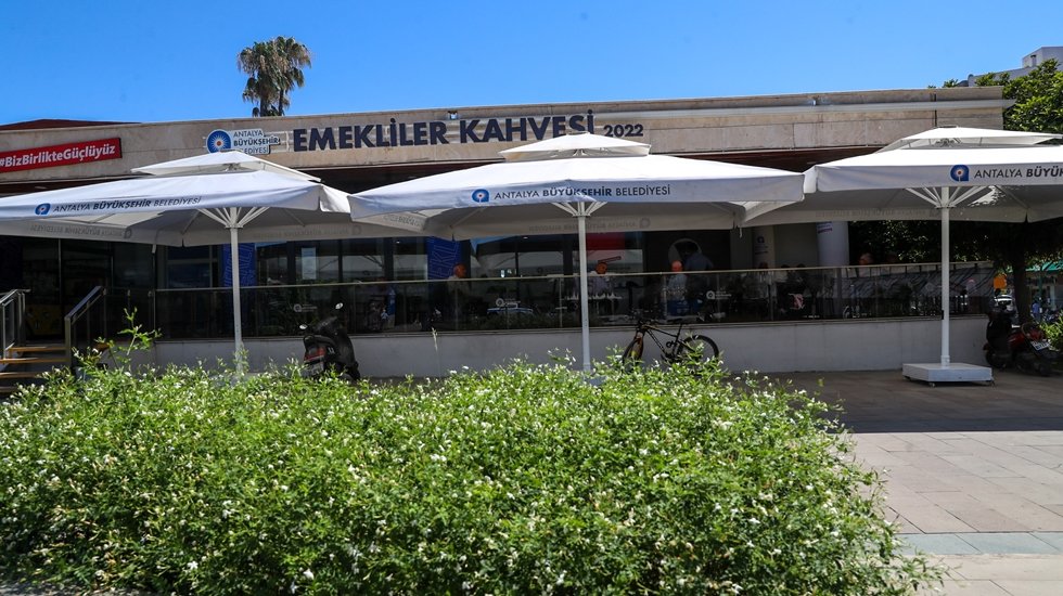 Kavurucu sıcaklarda emeklileri serinleten buluşma noktası B&uuml;y&uuml;kşehir Emekliler Kahvesi