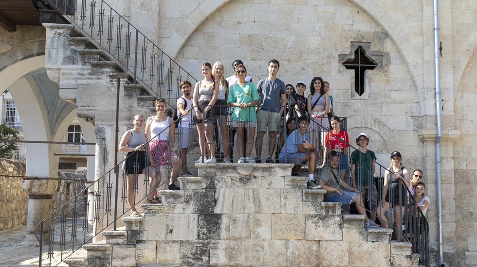 Konuk &ouml;ğrenciler iki hafta boyunca Mersin&rsquo;in eşsiz g&uuml;zelliklerini deneyimlemenin tadını &ccedil;ıkardı