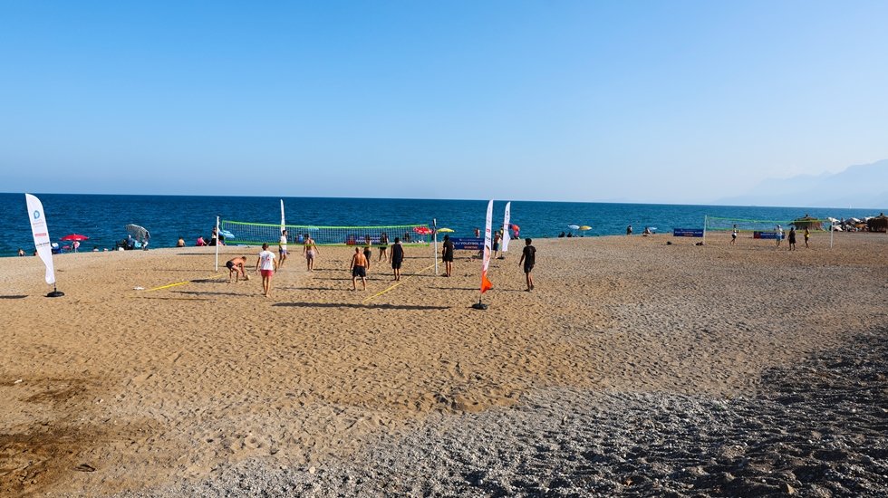 Konyaaltı plajına 2 adet plaj voleybol alanı...
