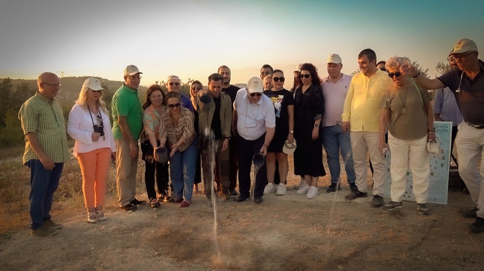 Mersin&rsquo;den Afrika&rsquo;ya yola &ccedil;ıkan G&ouml;&ccedil;men kuşların ardından uğurlama geleneği olarak su d&ouml;k&uuml;ld&uuml;...