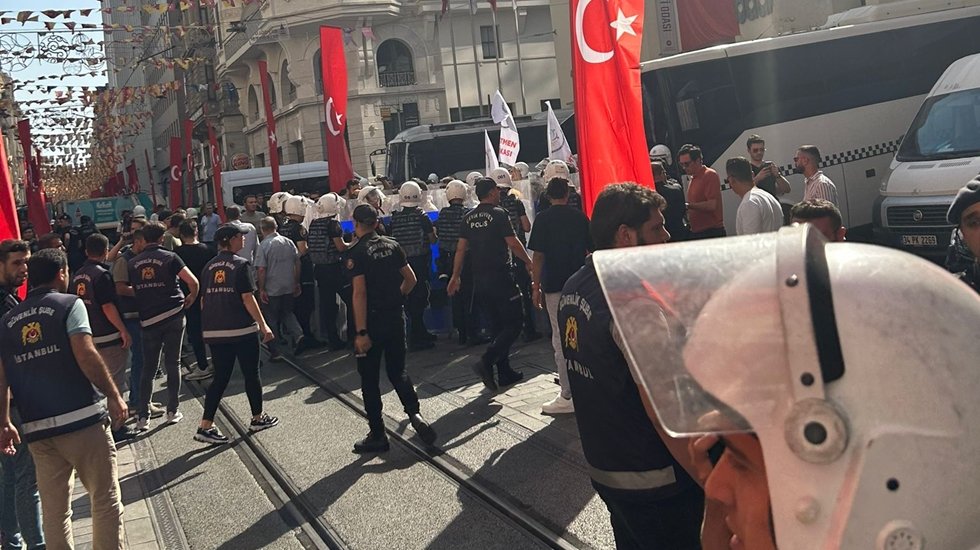&Ouml;ğretmenlerin Taksim'deki eylemine polis m&uuml;dahalesi: Ters kelep&ccedil;e ile g&ouml;zaltına alındılar!