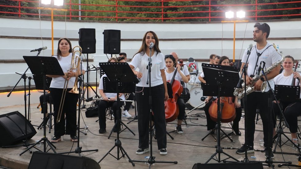 &Ouml;zkan Uğur İzmit&rsquo;te şarkılarla andı