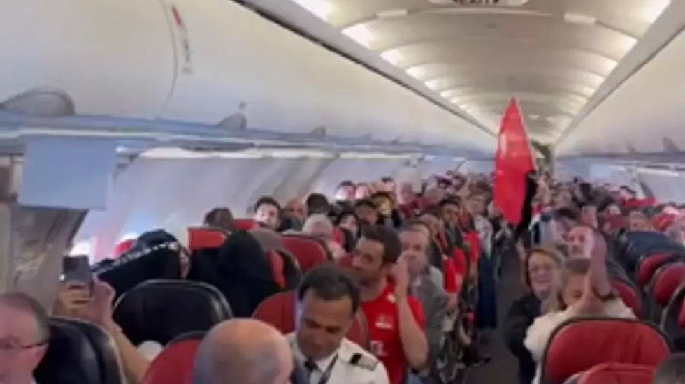 A Milli Kadın Voleybol Takımı&rsquo;nın, Br&uuml;ksel&rsquo;den tarifeli u&ccedil;ak ile &uuml;lkeye d&ouml;nmesi tepki