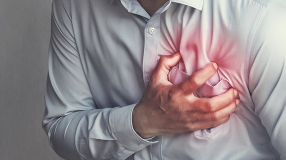 Aniden ortaya çıkan göğüs ağrısında hemen doktora başvurulmalı