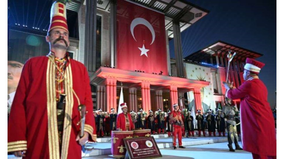 Atat&uuml;rks&uuml;z 100. Yıl Marşı'na sert tepki&hellip;
