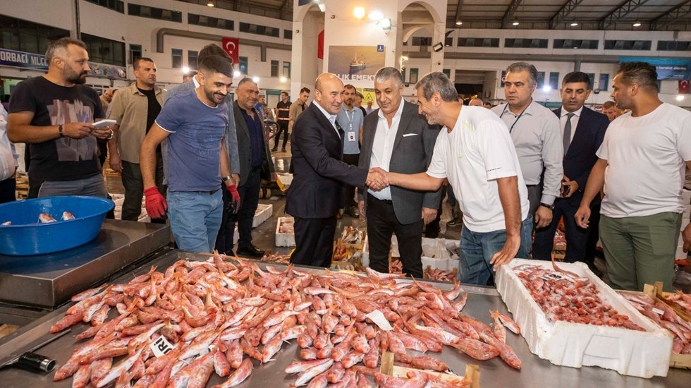 Av sezonu a&ccedil;ıldı. İzmirli balık&ccedil;ılar sezonu a&ccedil;tı, siftahı Başkan Soyer yaptı