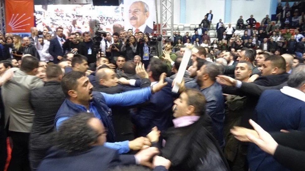 CHP İzmir İl Kongresinde sandalyeler havada u&ccedil;uştu!