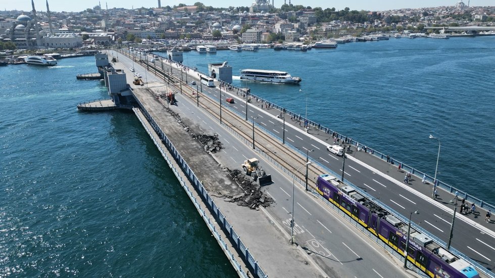 Galata Köprüsü’nde 2. etap çalışmaları başladı. Eminönü-Karaköy istikameti trafiğe kapatıldı