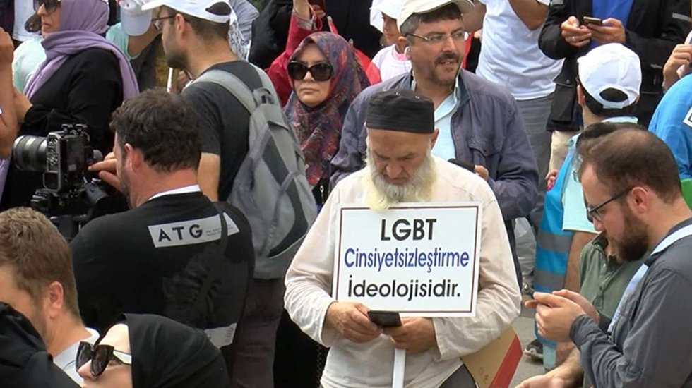 İstanbul'da LGBTİ+ karşıtı protesto beklenen ilgiyi g&ouml;rmedi&hellip;