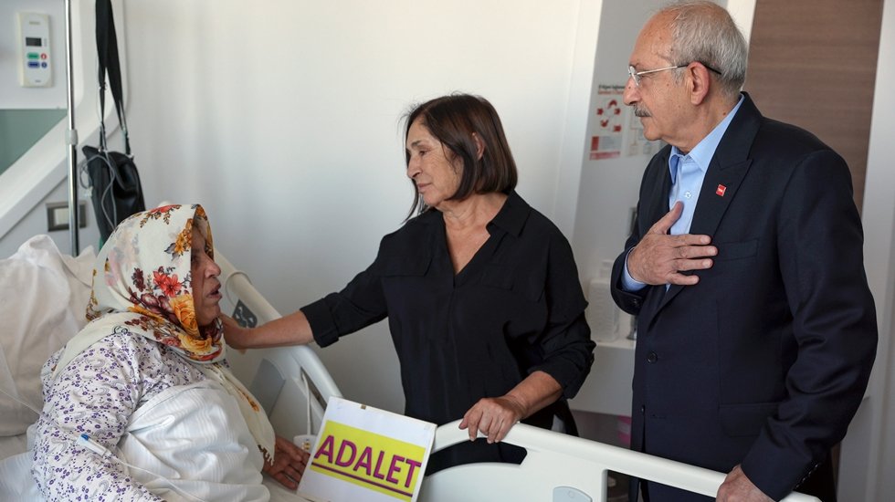 Kılı&ccedil;daroğlu &ccedil;iftinden ameliyat olan Emine Şenyaşar'a ziyaret