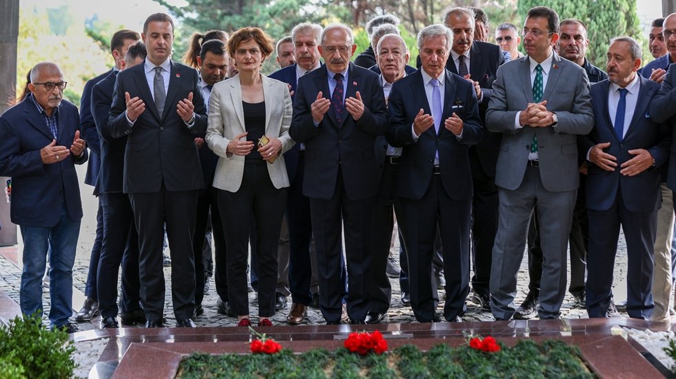 Kılı&ccedil;daroğlu, Kaftancıoğlu ile birlikte Menderes ve &Ouml;zal&rsquo;ın mezalarını ziyaret edip dua etti...