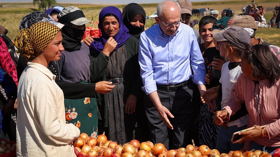Kılı&ccedil;daroğlu soğan &uuml;reticisi ve tarım iş&ccedil;ilerinin derdini dinledi
