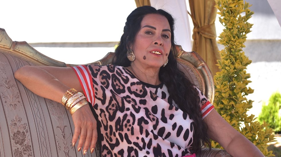 Nursel K&ouml;se dişlerini&nbsp;14 ayar altınla kaplattı