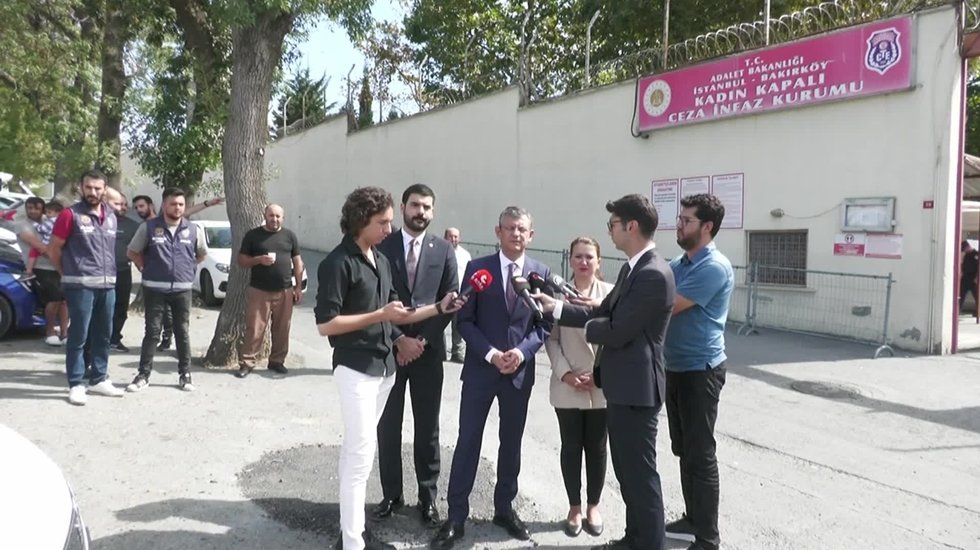 &Ouml;zg&uuml;r &Ouml;zel&rsquo;den Bakırk&ouml;y Cezaevi &Ouml;n&uuml;nde Adalet Bakanına &ccedil;ağrı