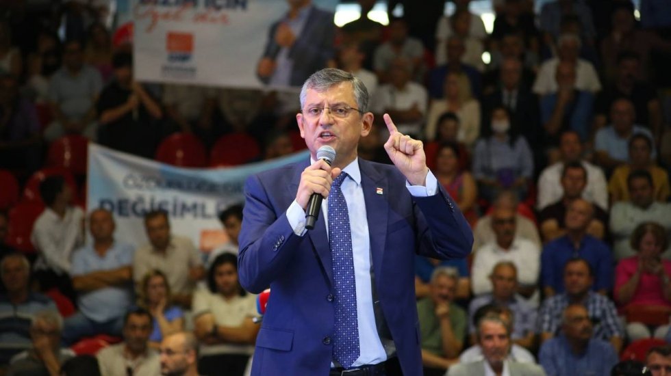 &Ouml;zg&uuml;r &Ouml;zel, A takımını a&ccedil;ıkladı