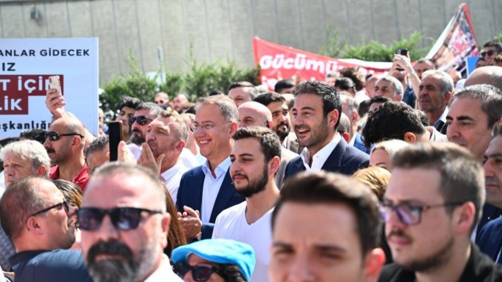 Rıza Akpolat'tan &Ouml;zg&uuml;r &Ccedil;elik'e tebrik