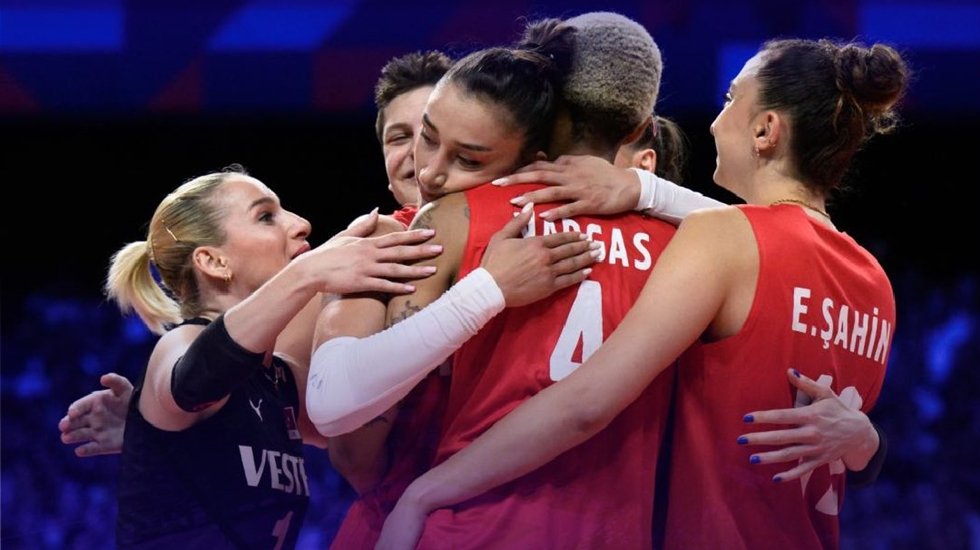 Siyasilerden Avrupa Şampiyonu olan Filenin Sultanları'na tebrik mesajları