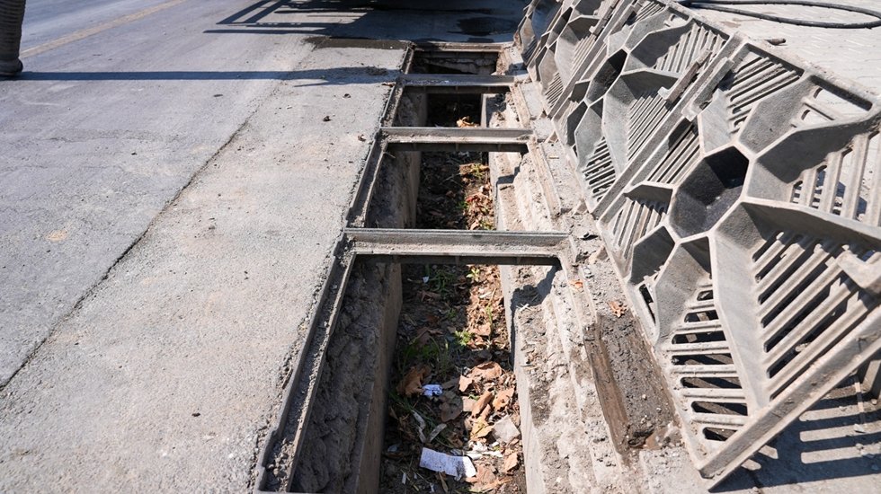 Tıkanma ve su baskınlarının en b&uuml;y&uuml;k sebebi Izgaralara atılan &ccedil;&ouml;pler....