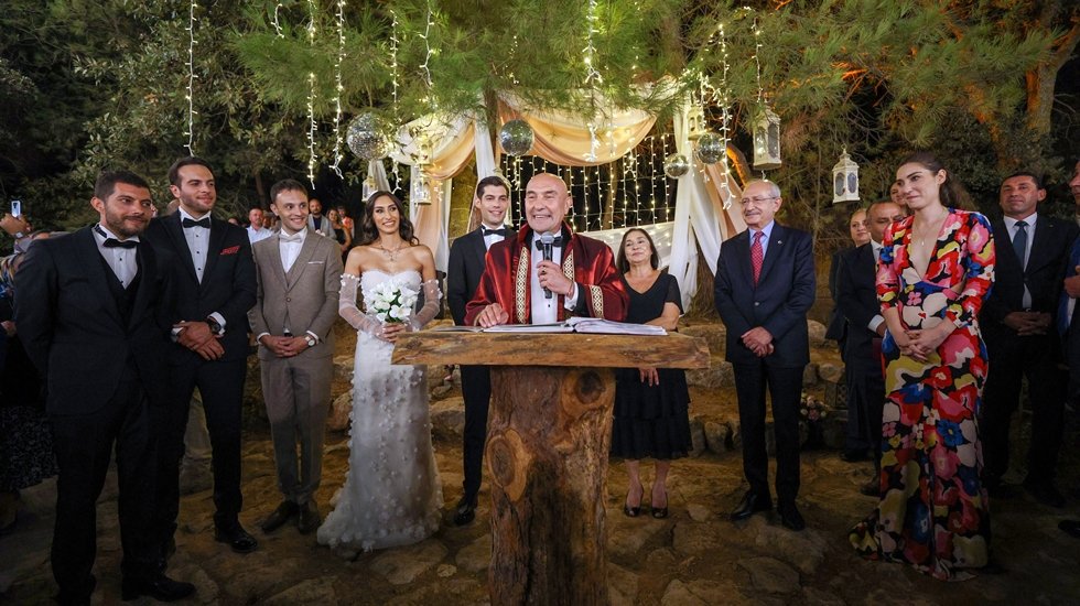 Tun&ccedil; Soyer, Kılı&ccedil;daroğlu'nun şahitliğinde  kızının nikahını kıydı...