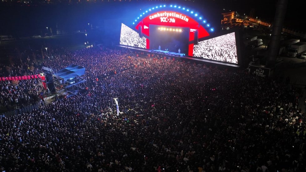Ankara&rsquo;daki konserde Hadise &ccedil;ıktı&hellip;