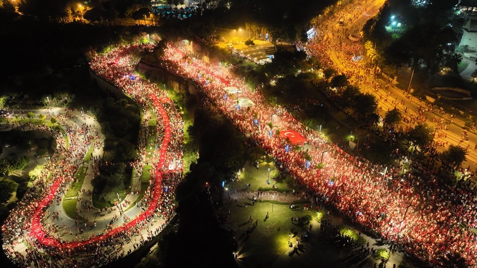 Antalya&rsquo;da insan seli cadde ve meydanlara sığmadı