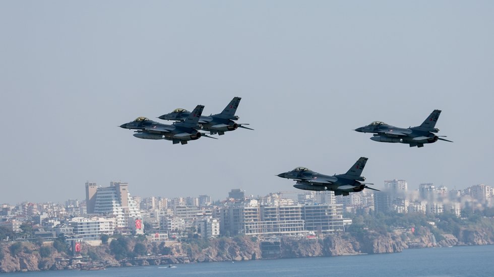 Antalya semalarında F-16&rsquo;lardan muhteşem g&ouml;steri