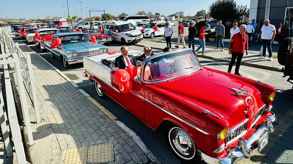 Avcılar Belediyesi, Cumhuriyetin 100. Yılını Klasik Amerika arabalarıyla kutlandı…