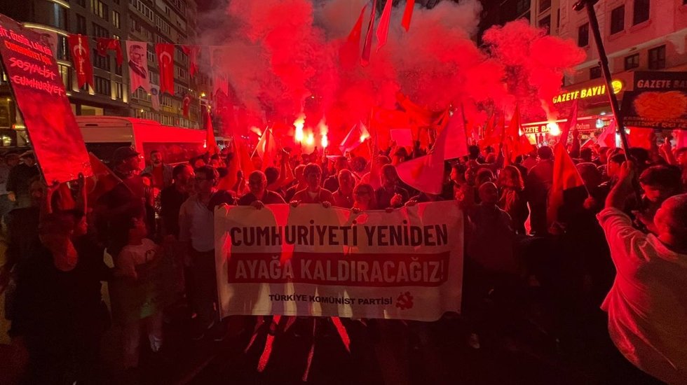 Başka olur Kom&uuml;nistlerin kutlaması: "Bu &uuml;lkeyi holdinglerin ve tarikatların elinden alacağız"