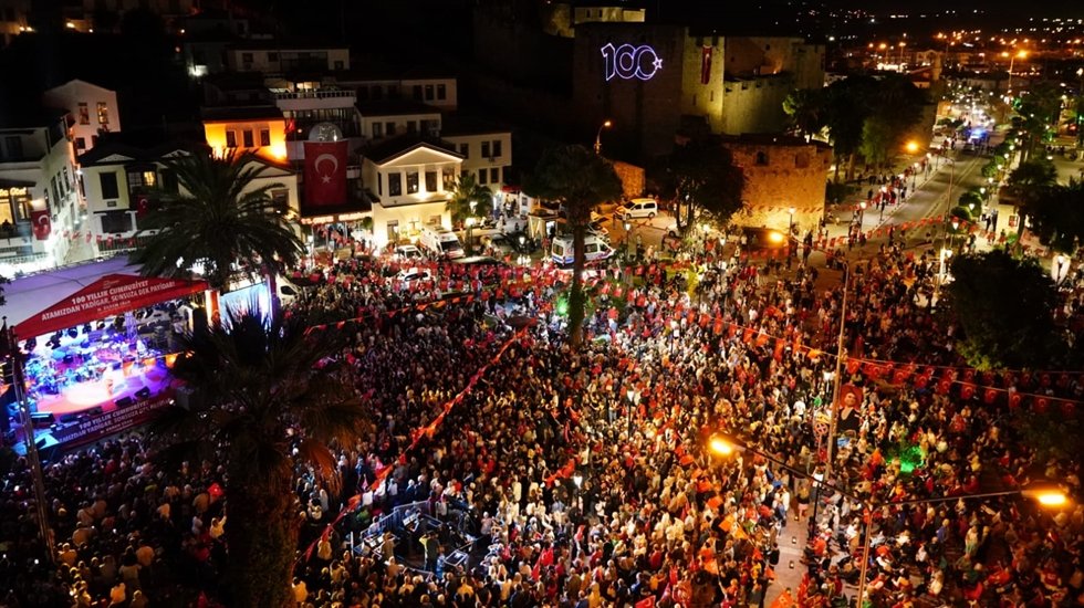 &Ccedil;eşmeliler Cumhuriyet&rsquo;in 100. yılını coşkuyla kutluyor!