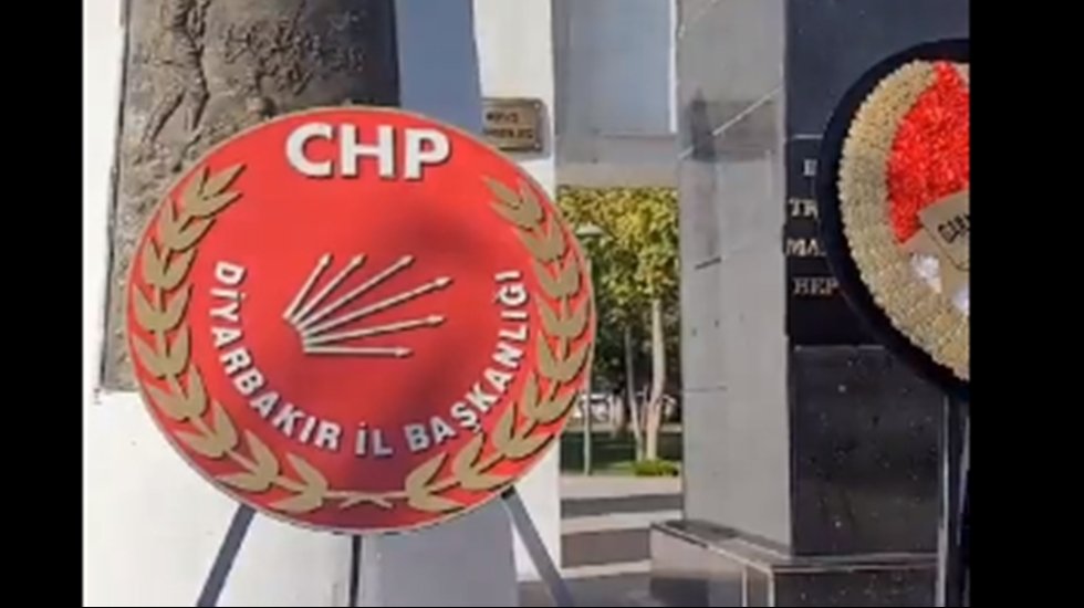 Diyarbakır'da polis, CHP'nin Atat&uuml;rk Anıtı'na &ccedil;elenk bırakmasına izin vermedi.