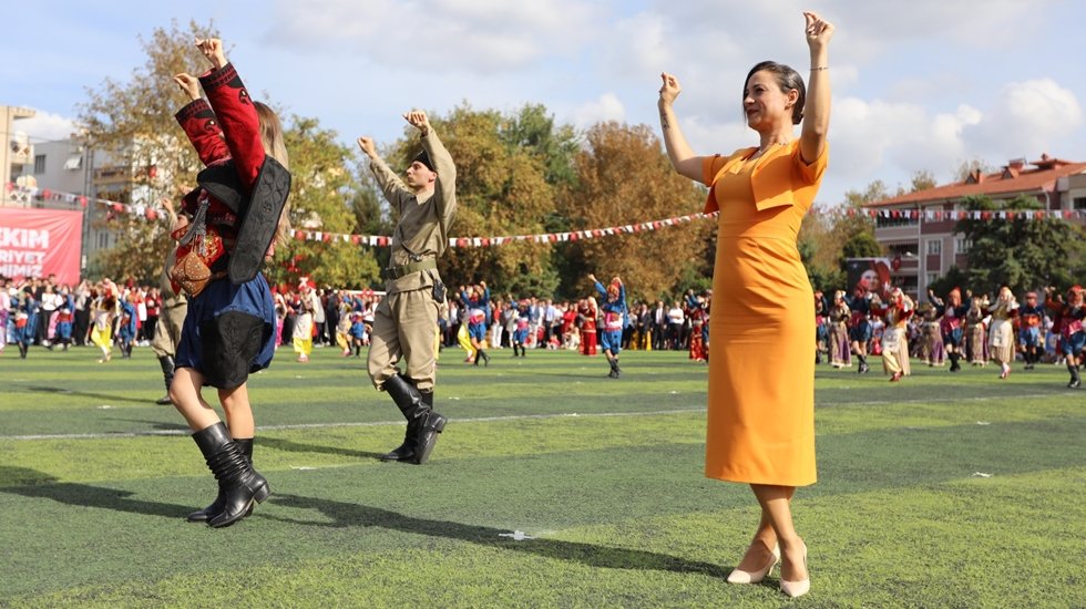 Efes Sel&ccedil;uk Belediye Başkanı Cumhuriyet i&ccedil;in 100 efeyle birlikte zeybeğe durdu