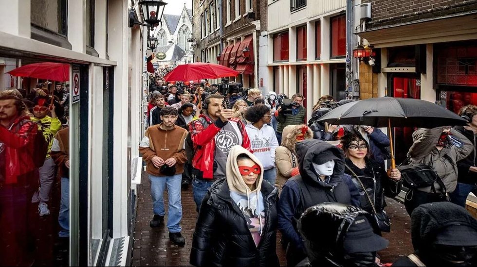 Genelevinin taşınmasına tepki: Seks işçileri, protesto gösterisi düzenledi.