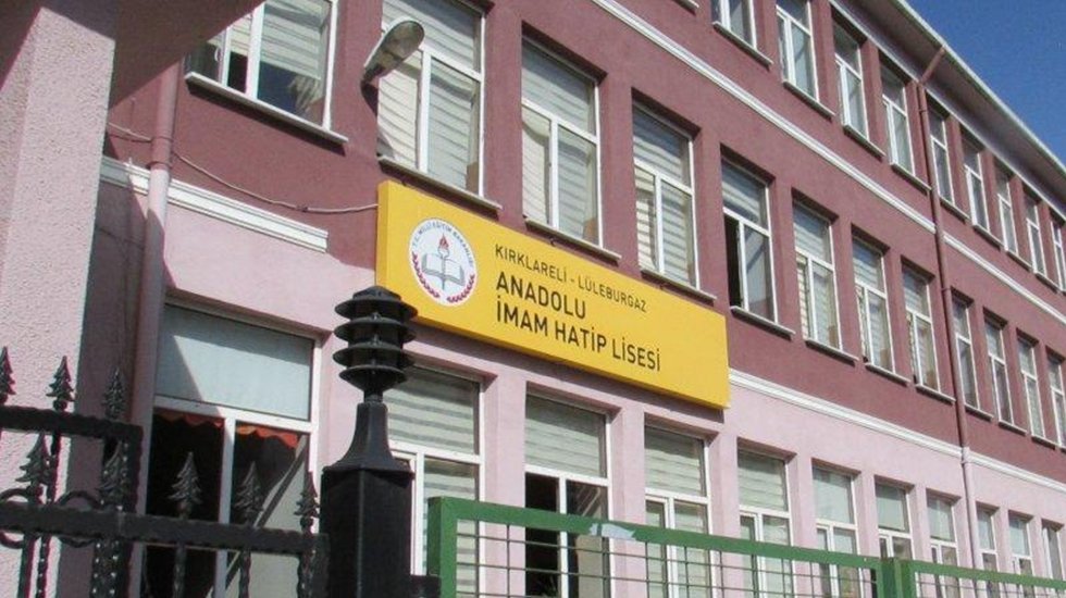 'Harem-selamlık perde a&ccedil;ık kaldı' diye kadın &ouml;ğretmen saldırıya uğradı