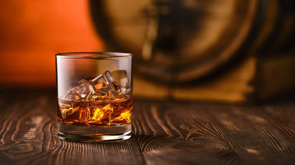 Ruhsal çöküntüde olanlar mı alkol içer, alkol içmek mi ruhsal çöküntüye sebep olur?