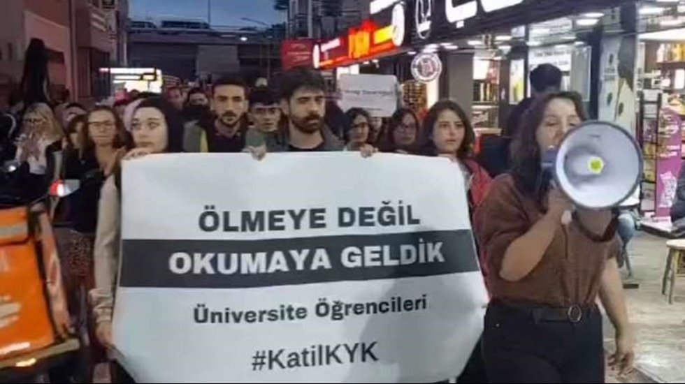 İzmir'de &ouml;ğrenci protestosu: &Ouml;lmeye değil okumaya geldik!