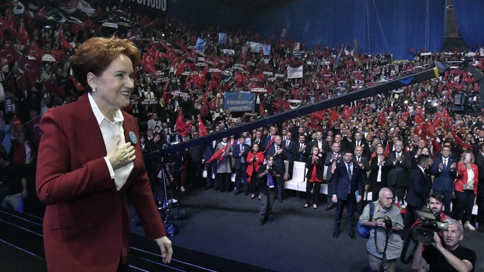 Miting yapmak g&uuml;zeldir,  İ&ccedil; politika malzemesi haline getirmek g&uuml;nahtır ayıptır.