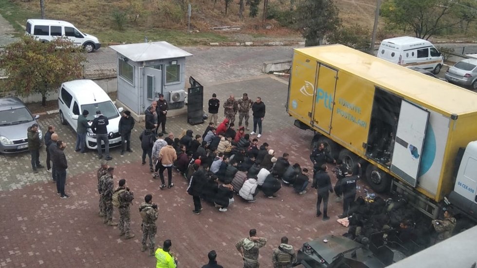PTT Kargo aracıyla g&ouml;&ccedil;men ka&ccedil;ak&ccedil;ılığı...