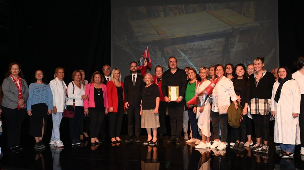 Sunay Akın Beşiktaş&rsquo;ta &lsquo;Cumhuriyet Yolunda&rsquo; g&ouml;sterisi d&uuml;zenledi!