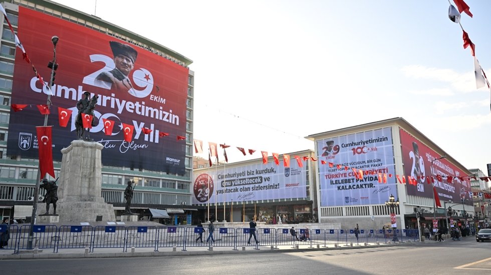 Ulus Meydanı Atat&uuml;rk&rsquo;&uuml;n s&ouml;zleriyle donatıldı