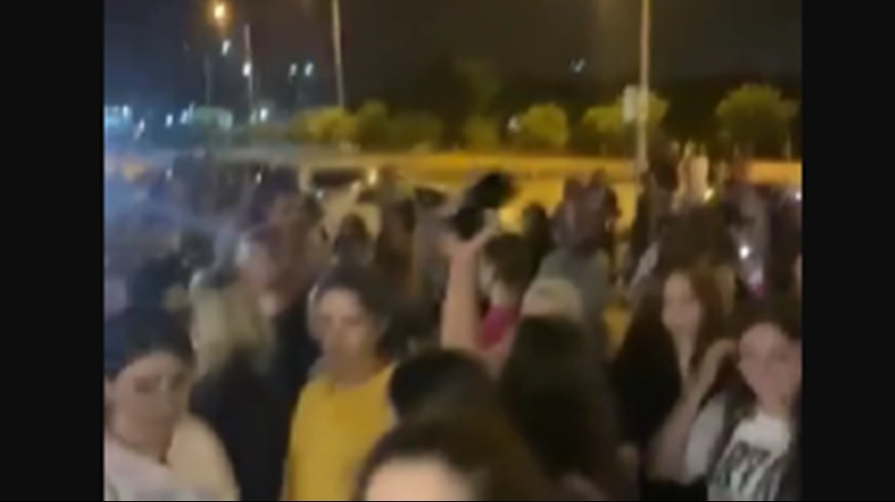 Yurt m&uuml;d&uuml;r&uuml;nden, oturma eylemi yapan &ouml;ğrencilere: 'Herkes koğuşlarına gitsin'