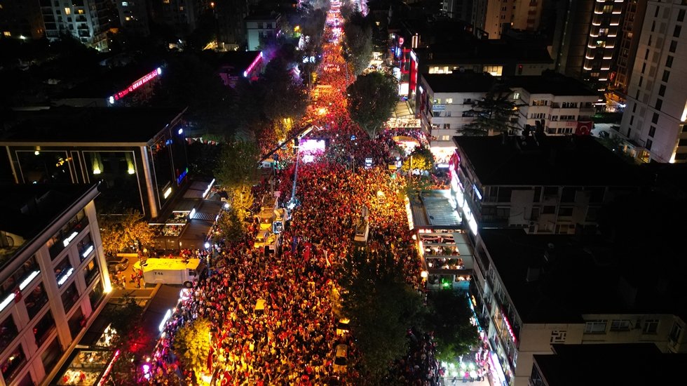 Yüz binler, Cumhuriyet’in 100. Yılında Bağdat Caddesi’ne akın etti