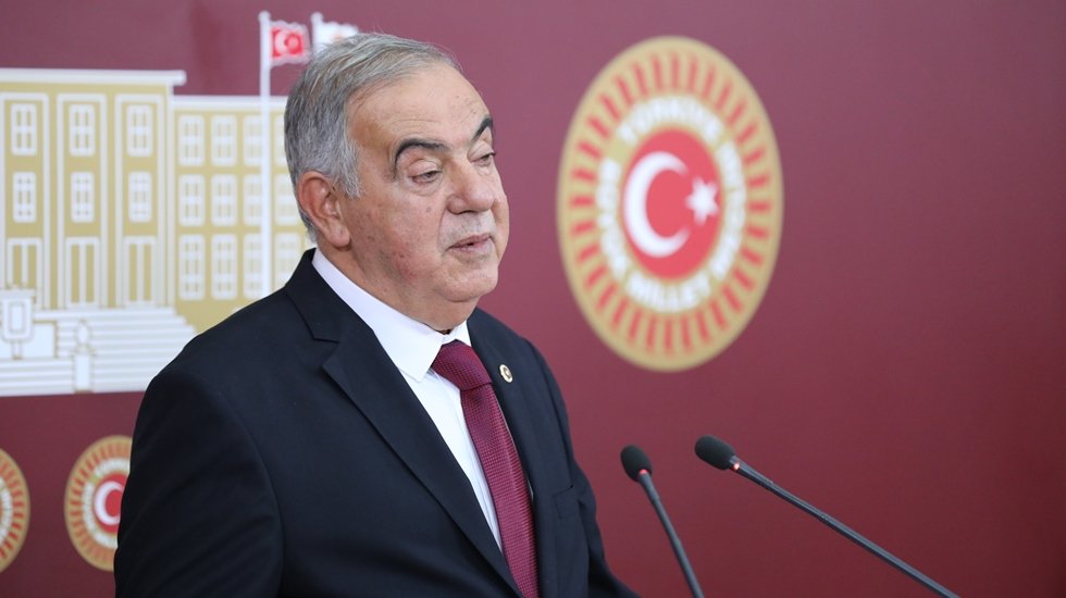Altıntaş: "Yargıtay &uuml;yeleri bu kararla c&uuml;bbelerine sadece d&uuml;ğme değil, bir de AKP rozeti takmışlardır"