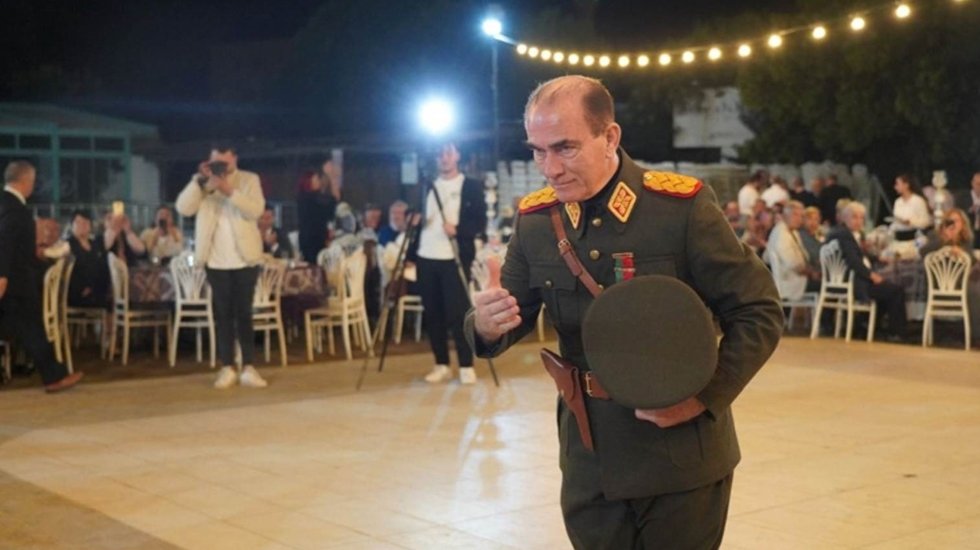 Atat&uuml;rk kılığında masaları dolaşıp, misafirlere selam verdi...