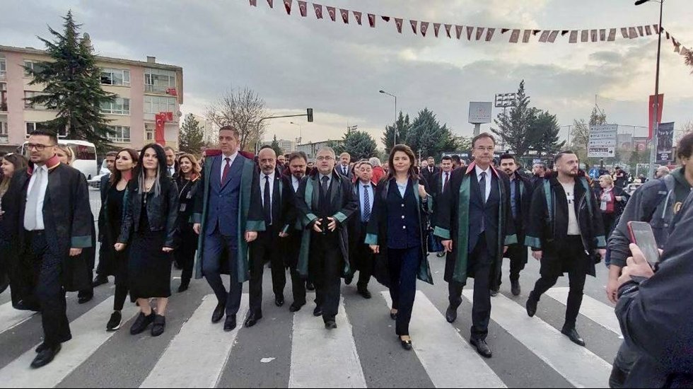 Avukatlar, AYM kararını tanımayan Yargıtay'a c&uuml;ppeleri ve anayasa kitap&ccedil;ığıyla y&uuml;r&uuml;d&uuml;