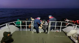 Ayvalık a&ccedil;ıklarında denize d&uuml;şen g&ouml;&ccedil;men bebek i&ccedil;in arama kurtarma &ccedil;alışmaları s&uuml;r&uuml;yor