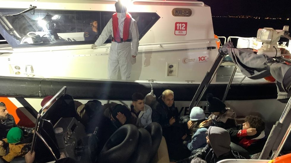 Ayvalık a&ccedil;ıklarında Midilli Adası&rsquo;na gitmek isteyen 24 g&ouml;&ccedil;men yakalandı