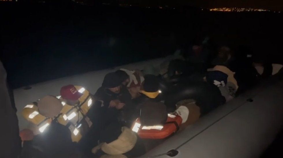 Balıkesir a&ccedil;ıklarında 23 d&uuml;zensiz g&ouml;&ccedil;men yakalandı